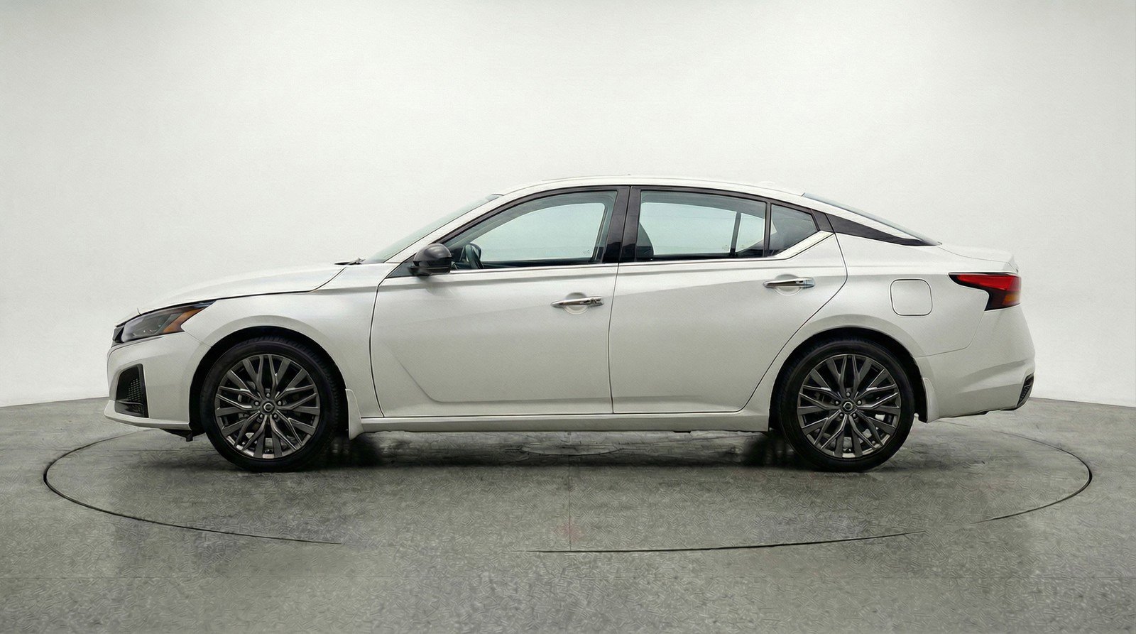 Used 2025 Nissan Altima 2.5 SV image 5