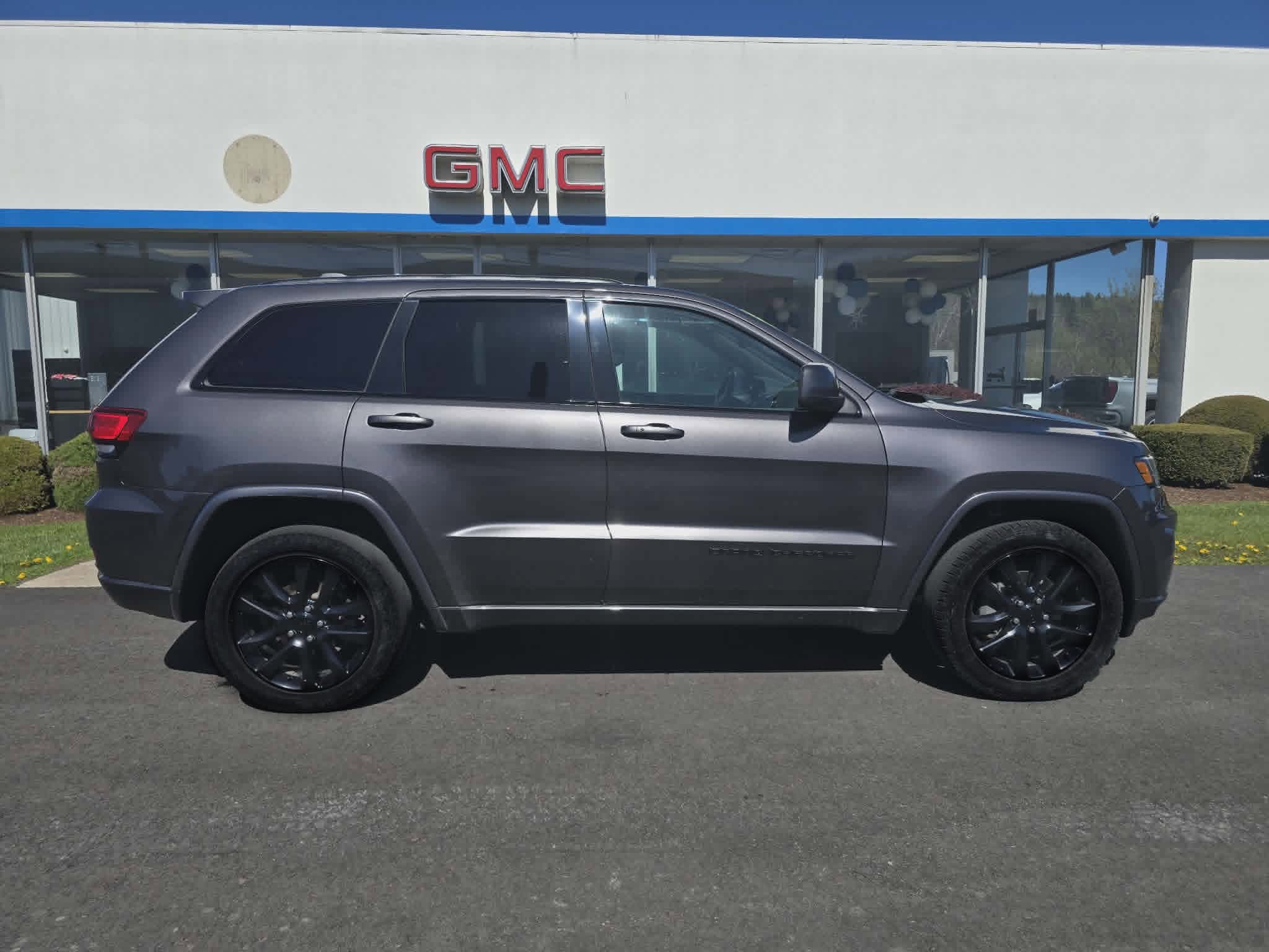 Used 2020 Jeep Grand Cherokee Altitude AWD/4WD image 2