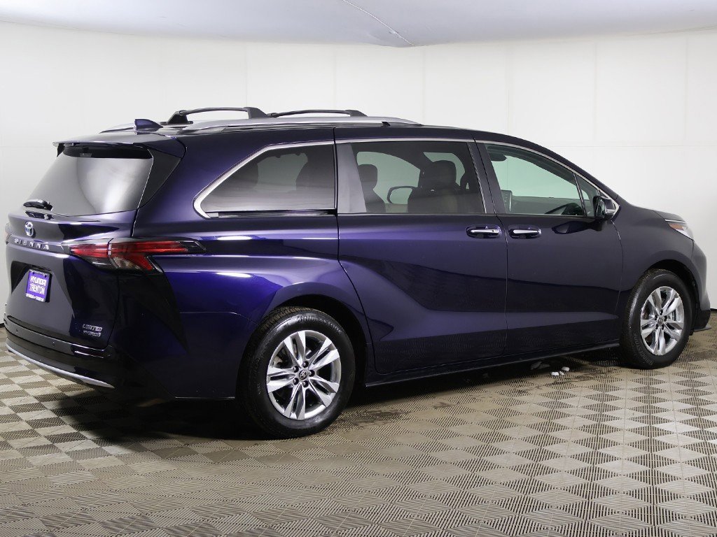 Used 2022 Toyota Sienna Limited image 12