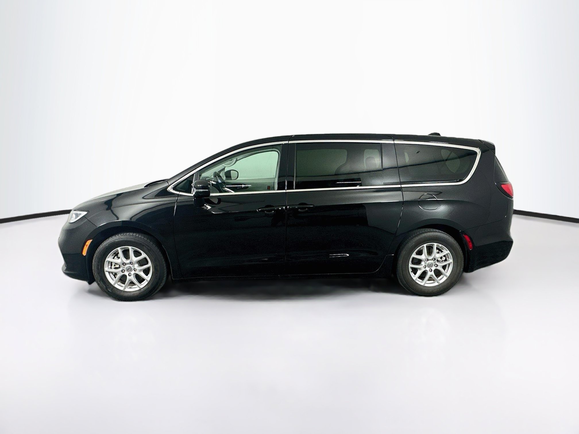 Used 2024 Chrysler Pacifica Touring-L FWD image 4