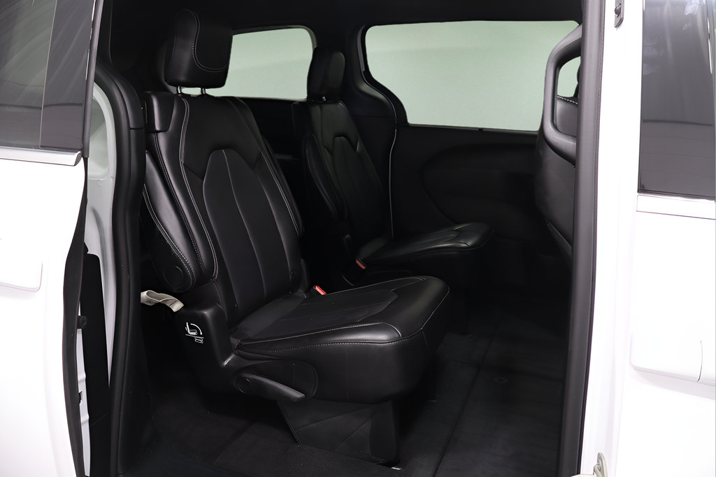 Used 2025 Chrysler Pacifica Select FWD image 17