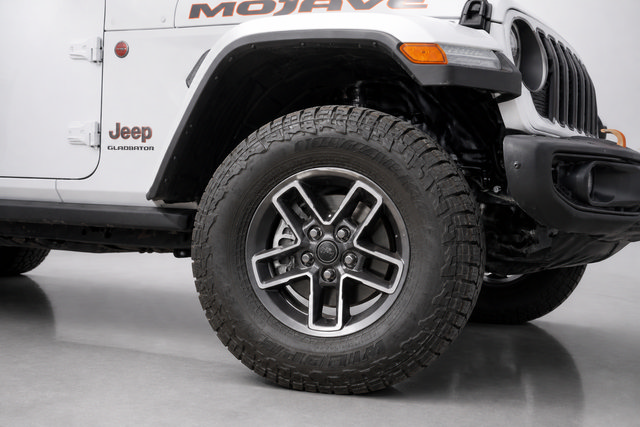 Used 2025 Jeep Gladiator Mojave AWD/4WD image 9