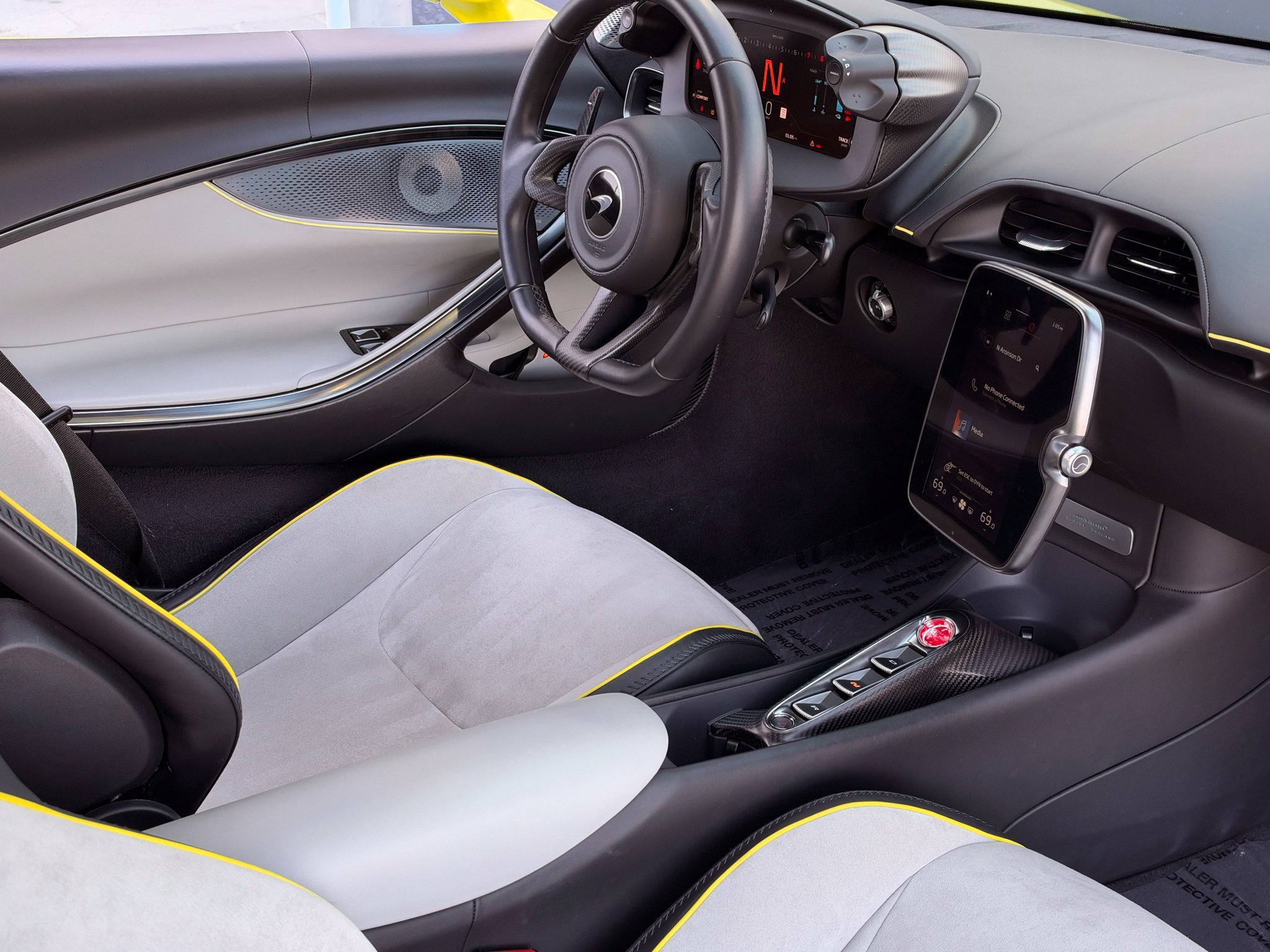 Used 2023 McLaren Artura RWD image 2