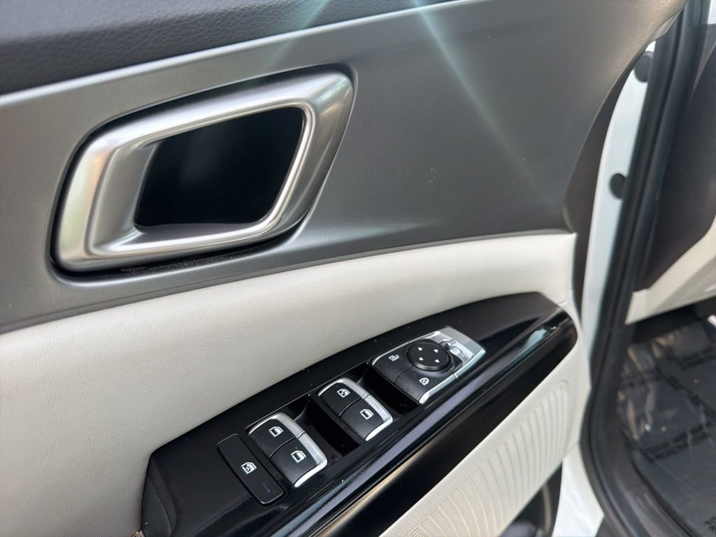 Used 2024 Kia Carnival LX image 13