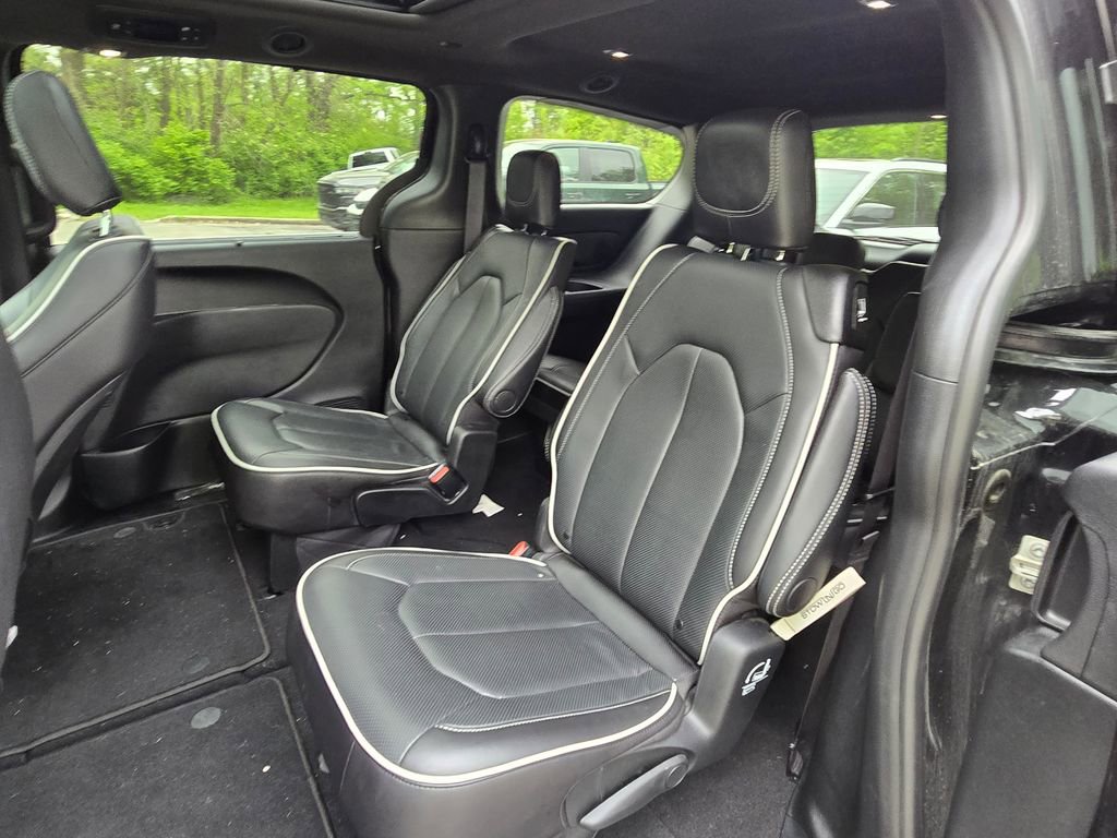 Used 2026 Chrysler Pacifica Limited FWD image 16