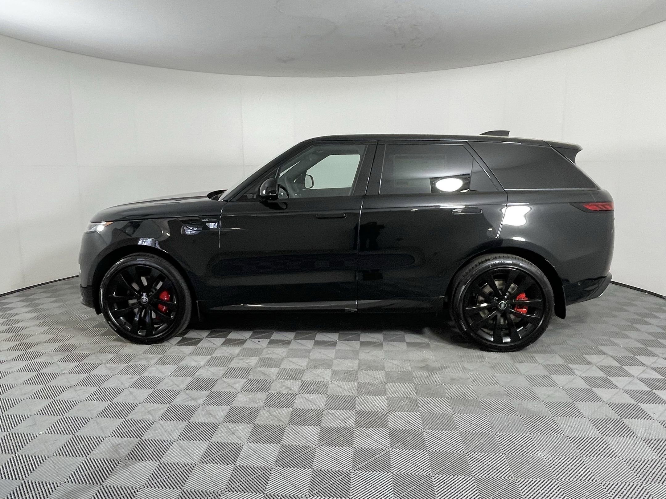 New 2025 Land Rover Range Rover Sport Dynamic SE image 2