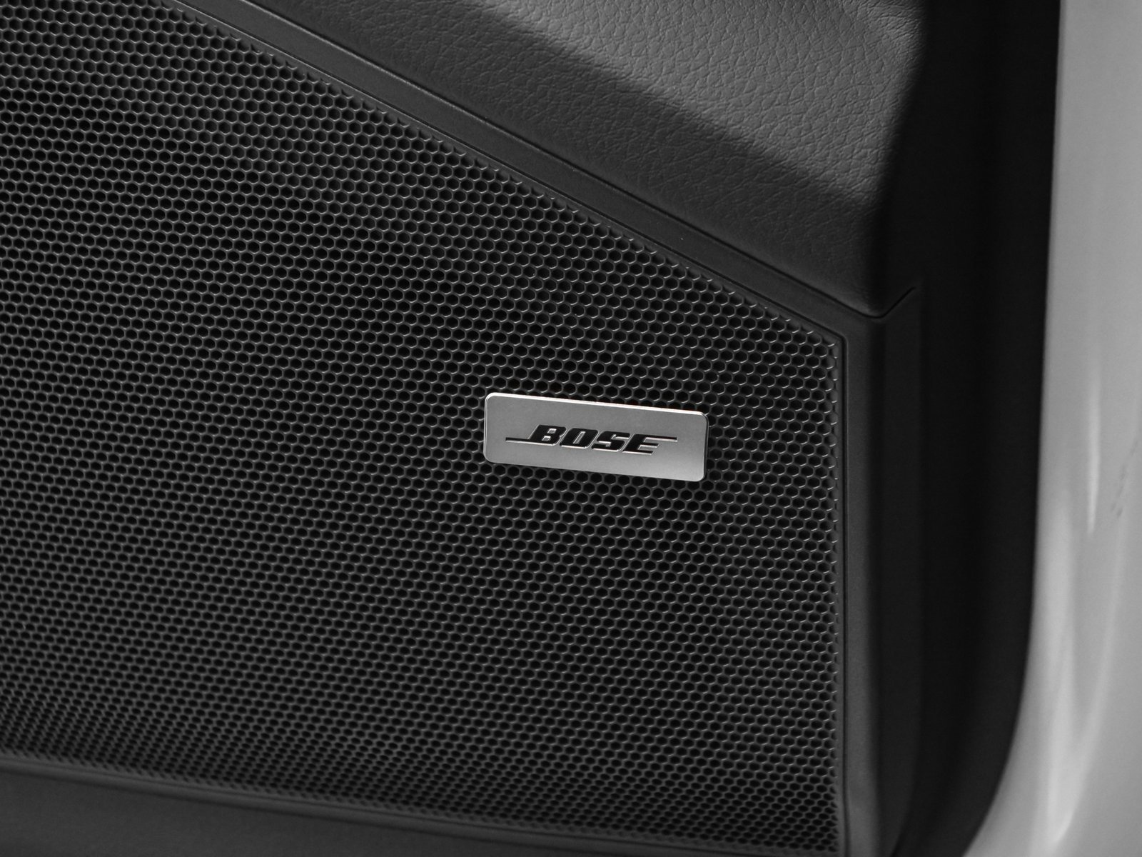 Used 2025 Porsche Cayenne image 35