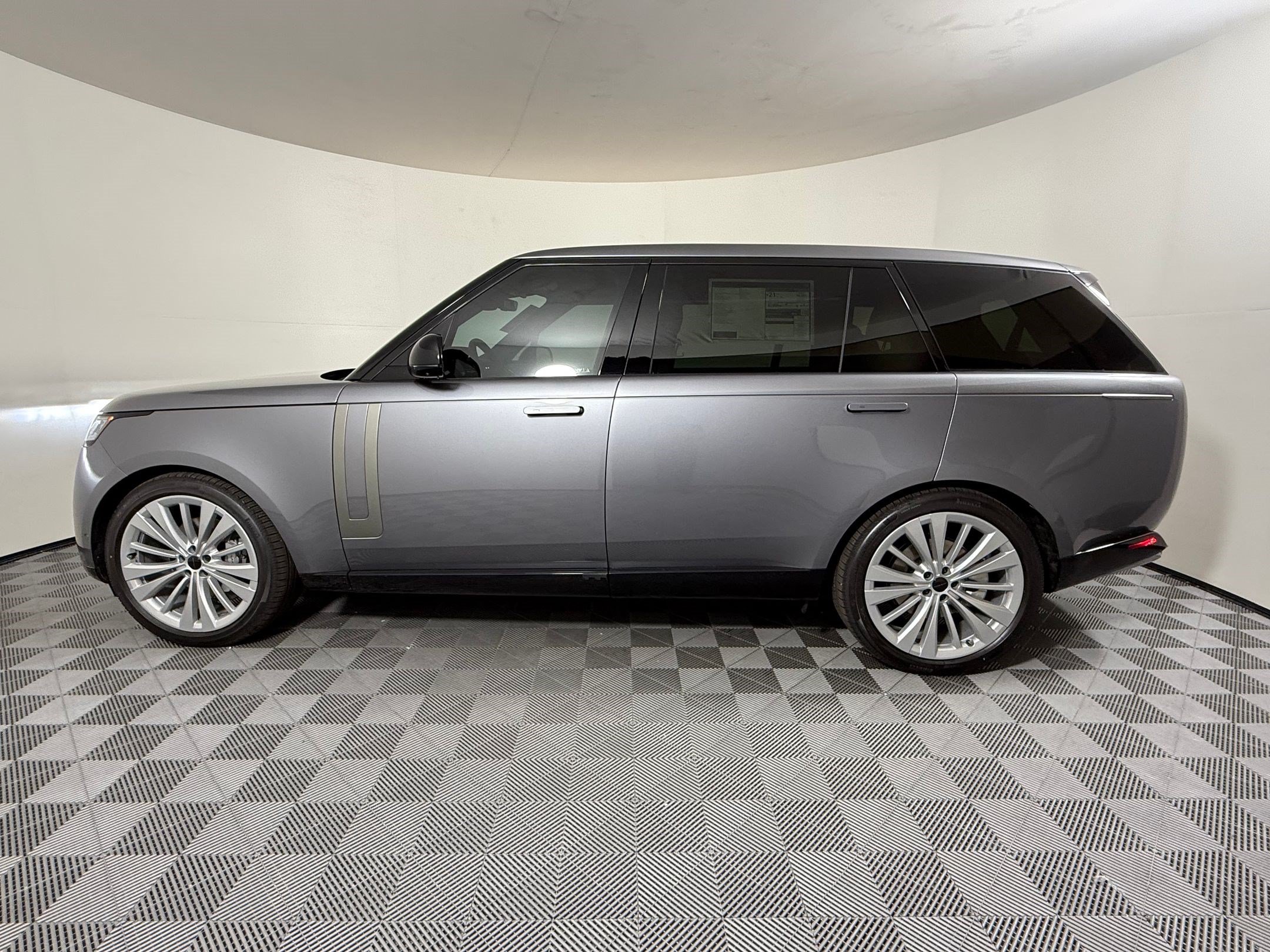 New 2026 Land Rover Range Rover Long Wheelbase SE AWD/4WD image 2