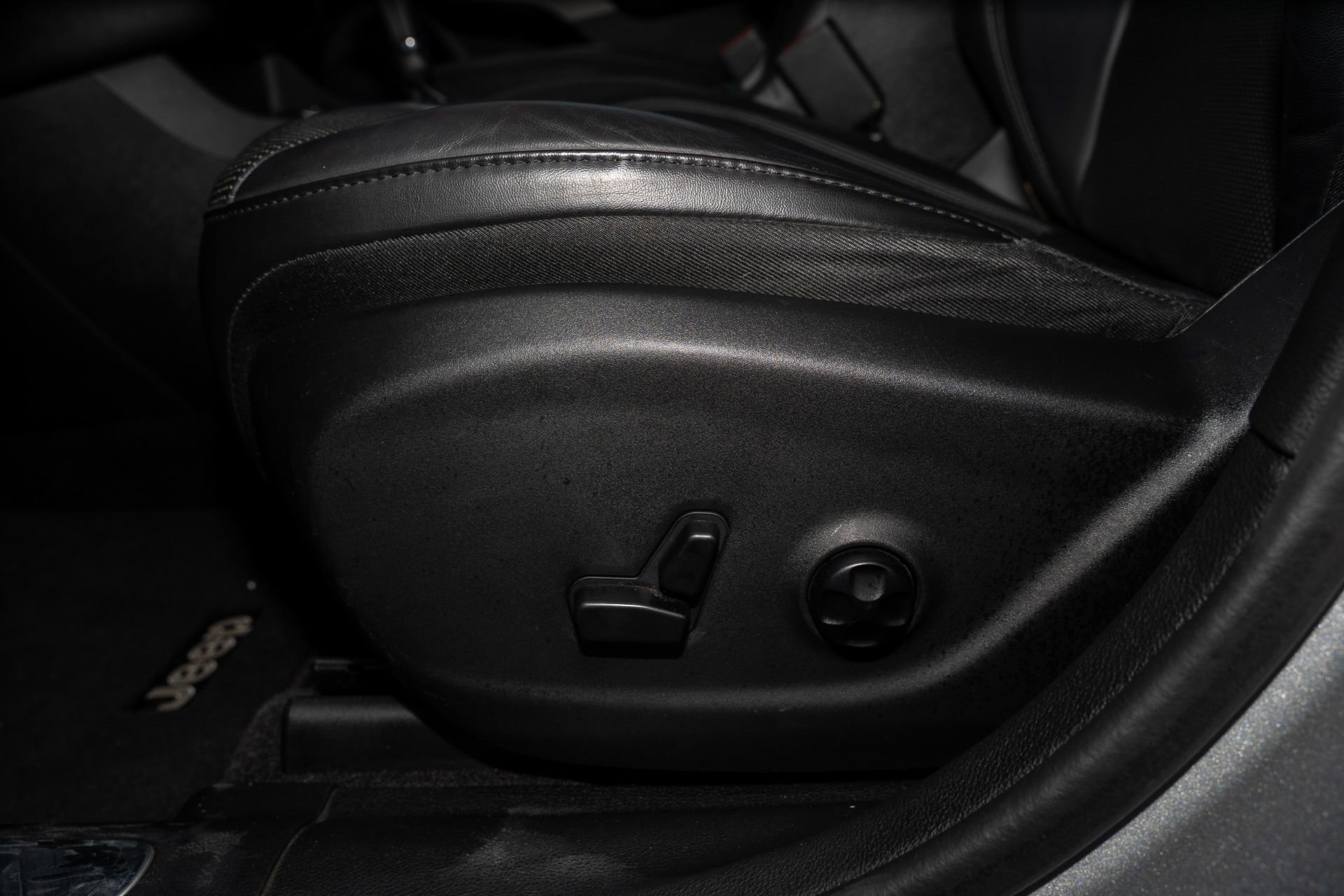 Used 2019 Jeep Cherokee Limited w/ Luxury Group image 29