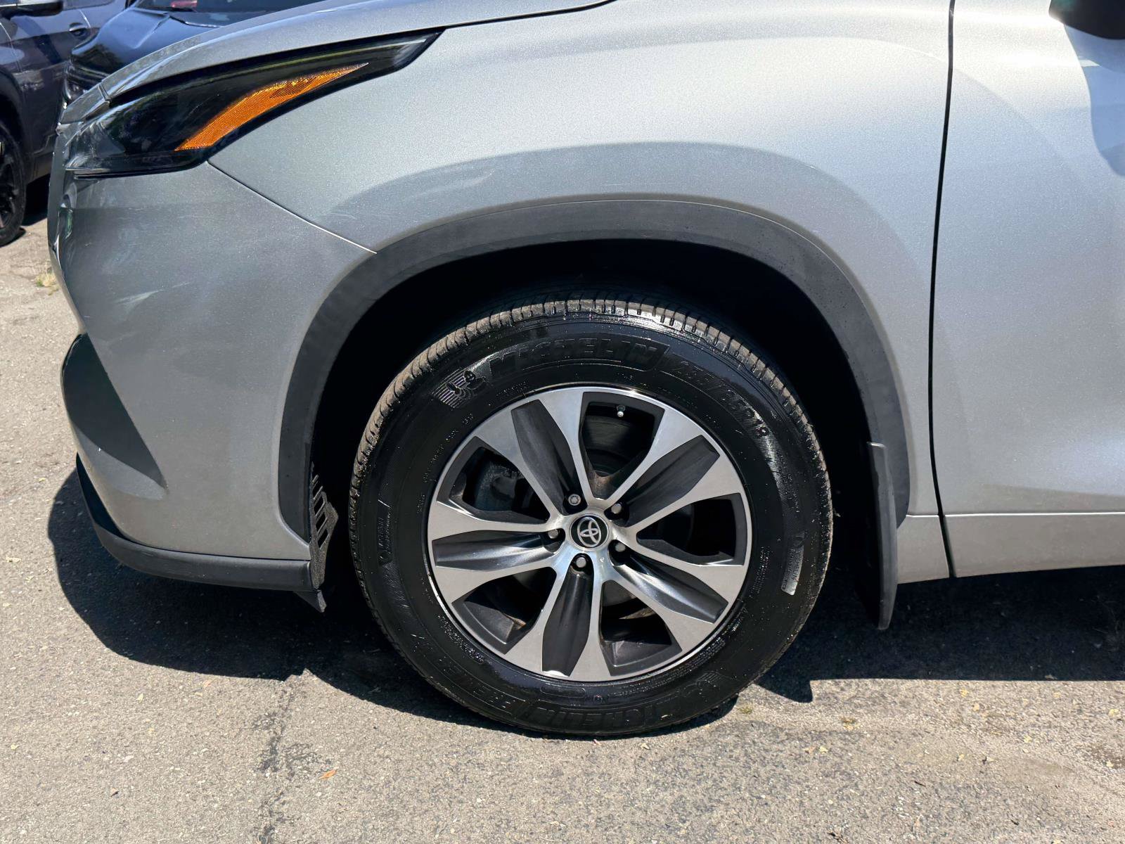 Used 2023 Toyota Highlander XLE AWD/4WD image 7