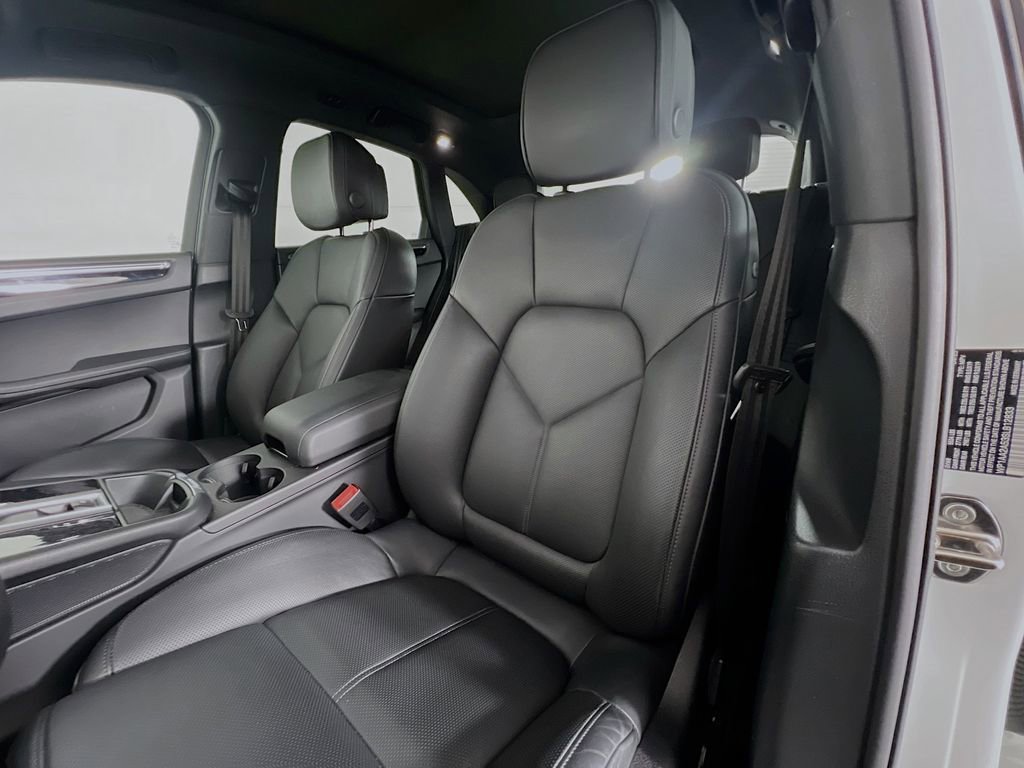 Certified 2025 Porsche Macan AWD/4WD image 22
