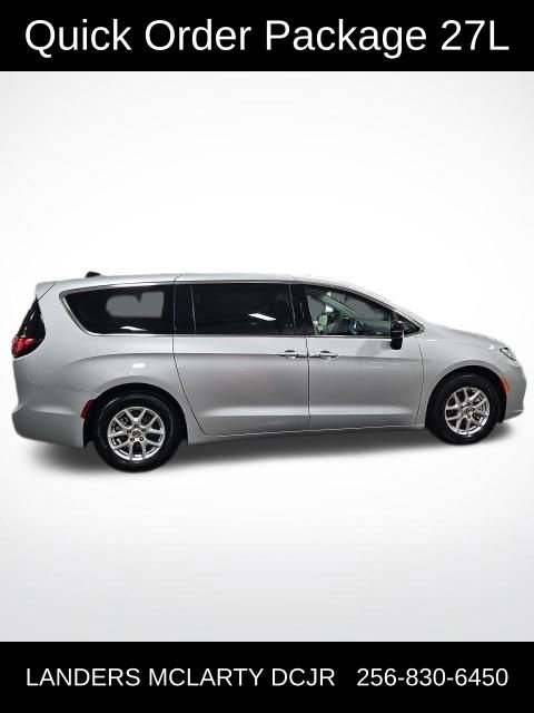 Used 2024 Chrysler Pacifica Touring-L image 7