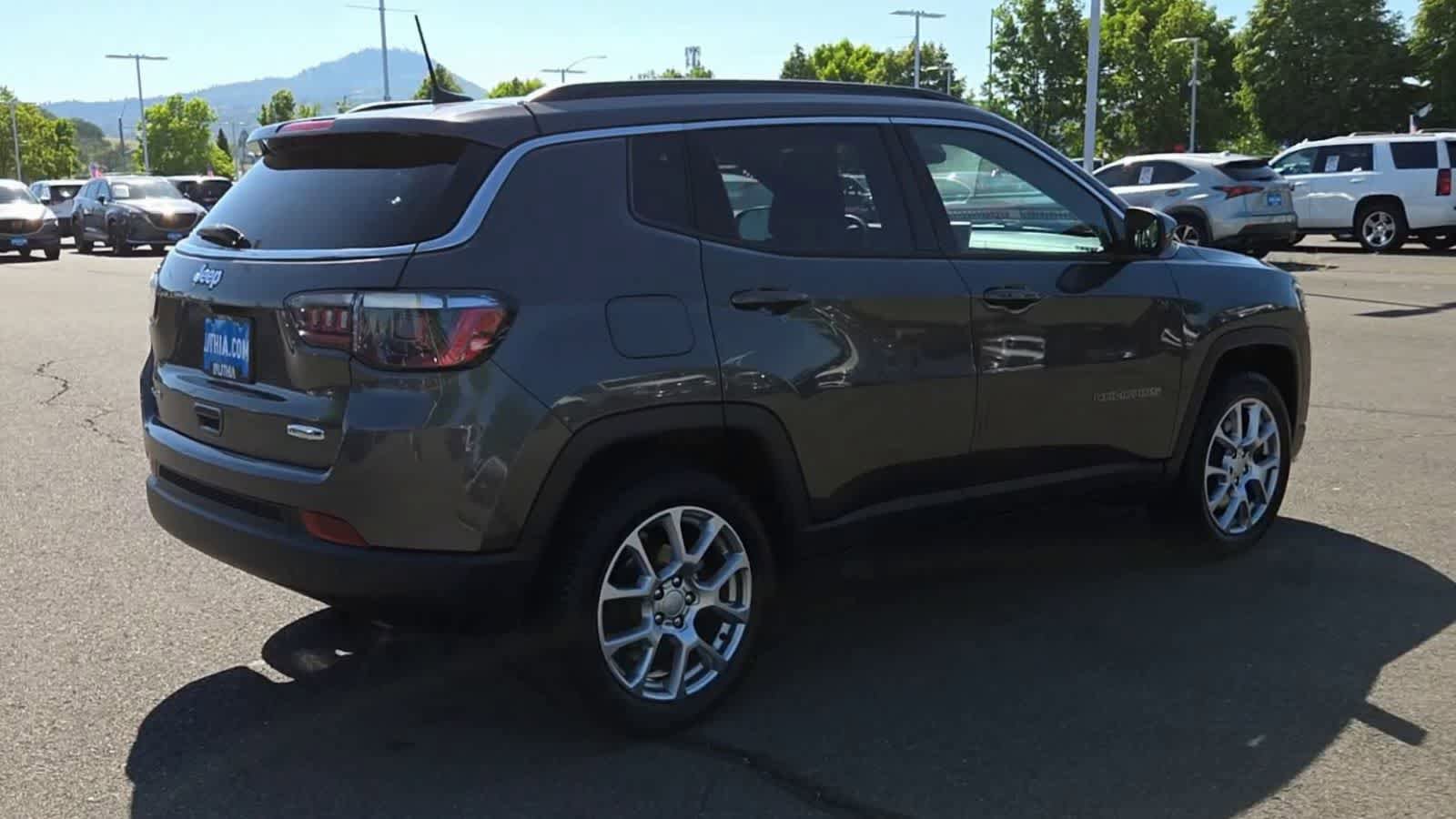 Used 2023 Jeep Compass Latitude w/ Sun and Sound Group AWD/4WD image 8