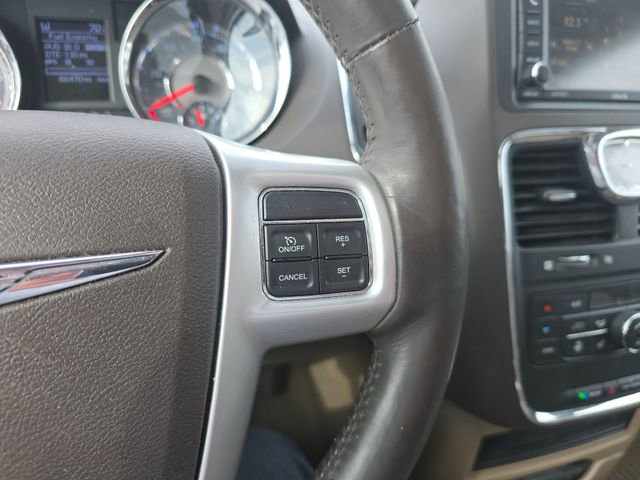 Used 2016 Chrysler Town & Country Touring-L image 19