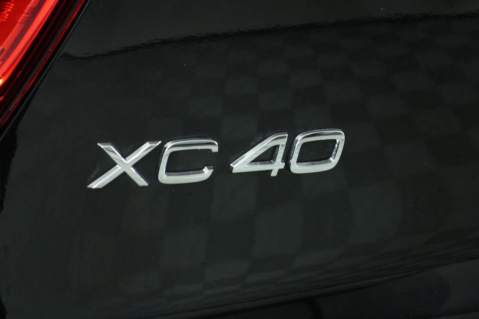 Certified 2025 Volvo XC40 B5 Plus AWD/4WD image 19