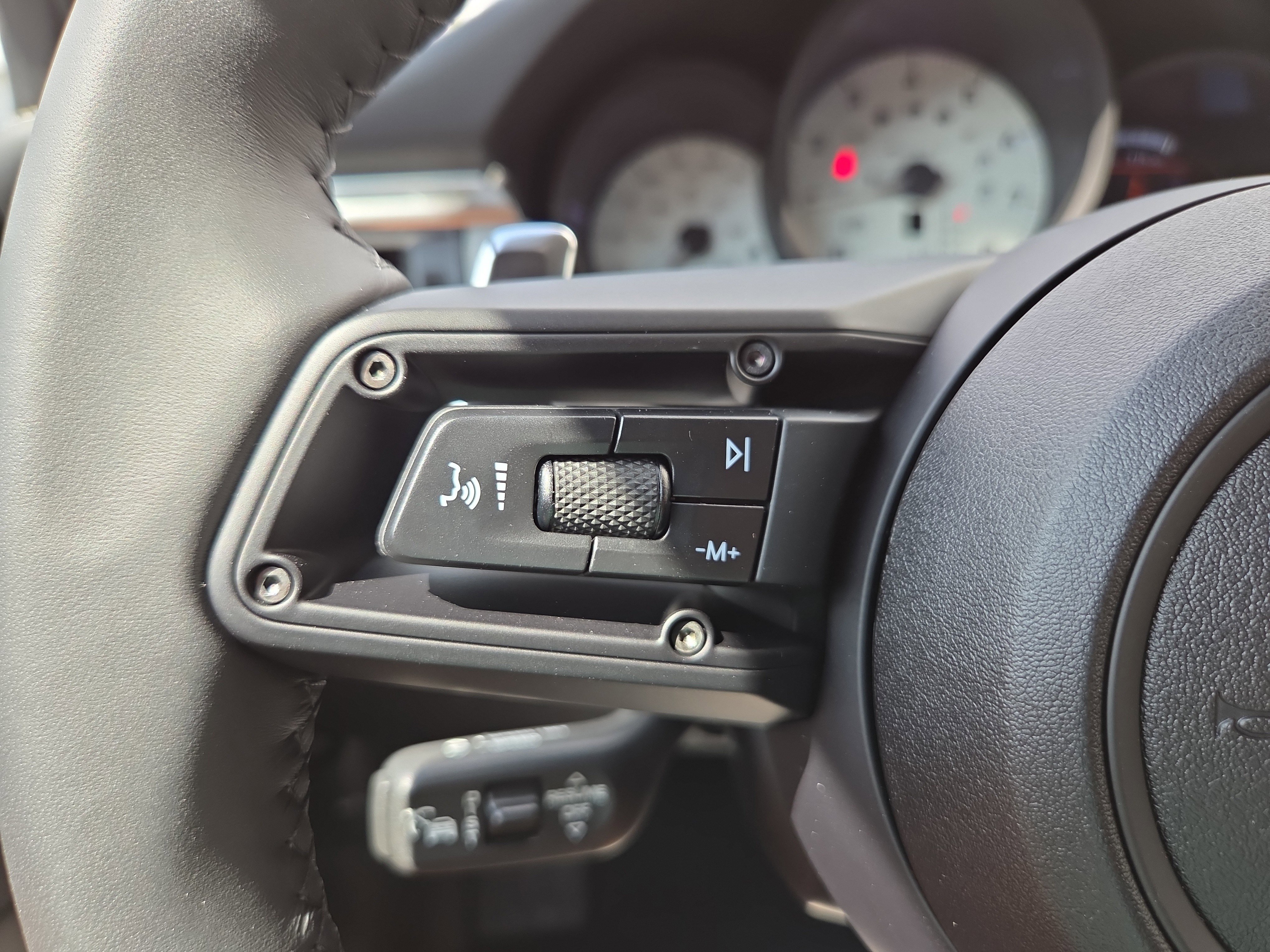 Used 2025 Porsche Macan AWD/4WD image 20