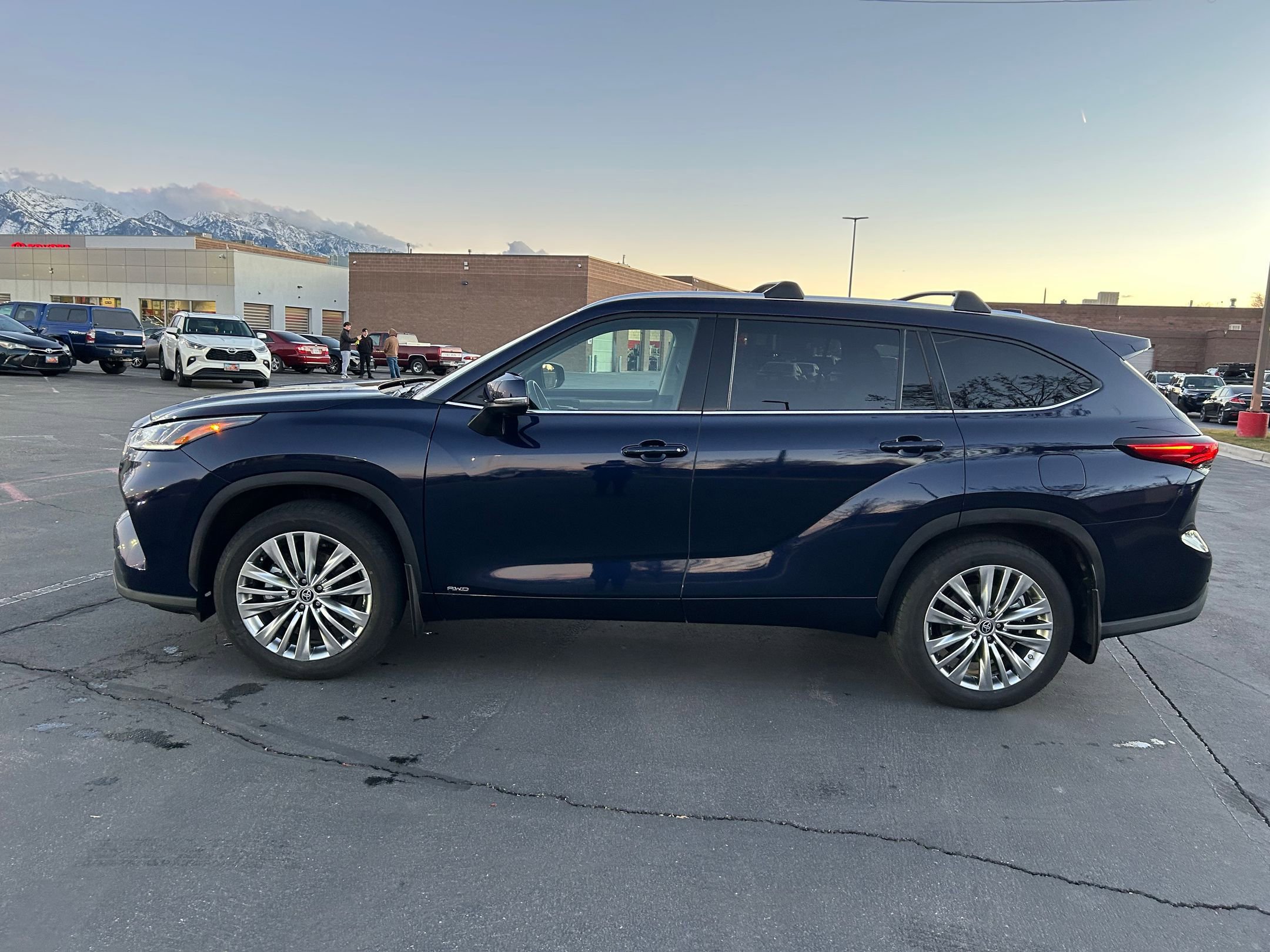 Used 2023 Toyota Highlander Platinum image 2