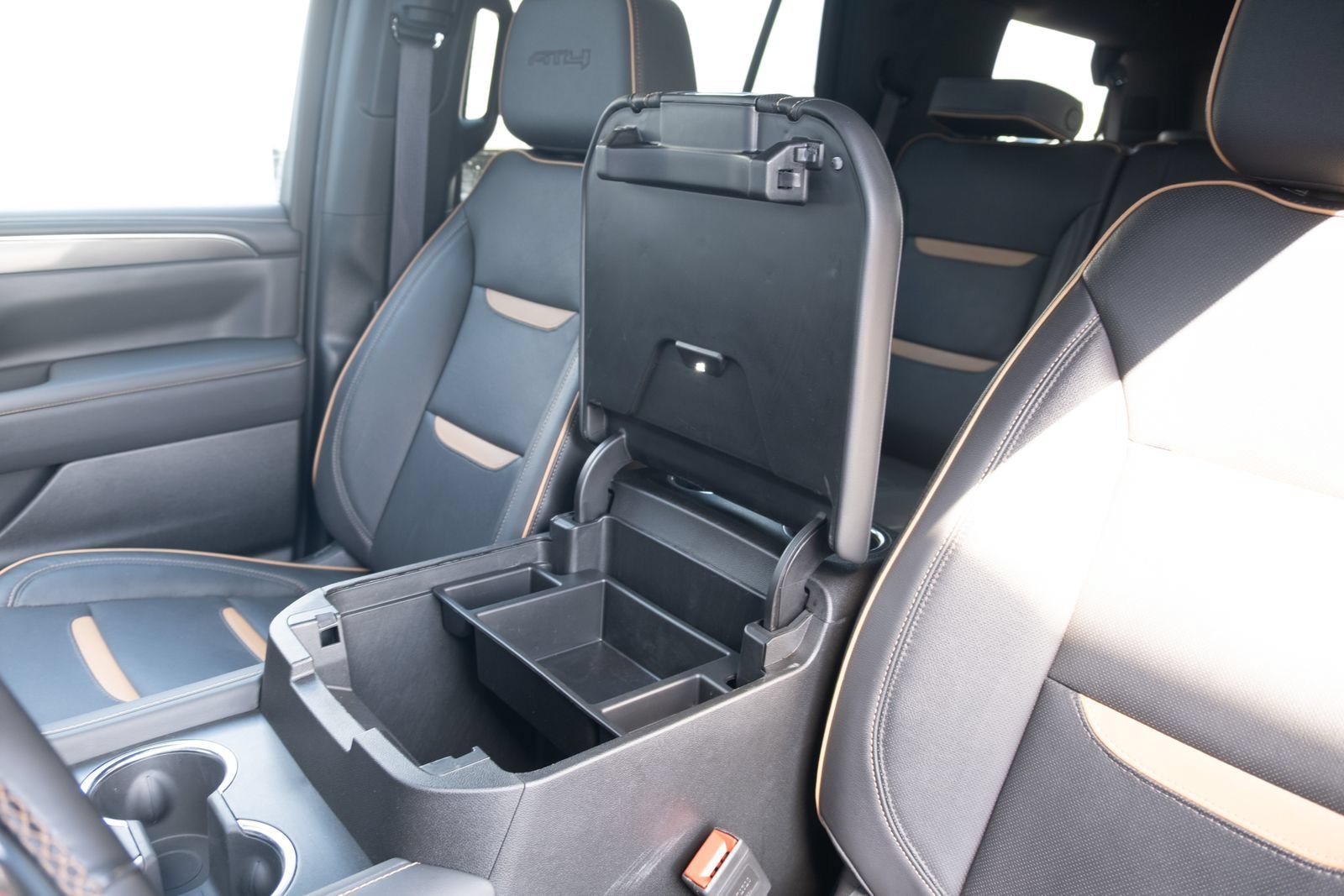 Used 2024 GMC Yukon AT4 AWD/4WD image 9