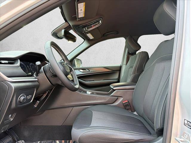 Used 2024 Jeep Grand Cherokee Laredo w/ Luxury Tech Group I AWD/4WD image 11