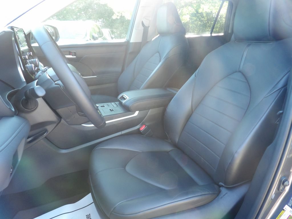 Used 2021 Toyota Highlander XLE FWD image 10