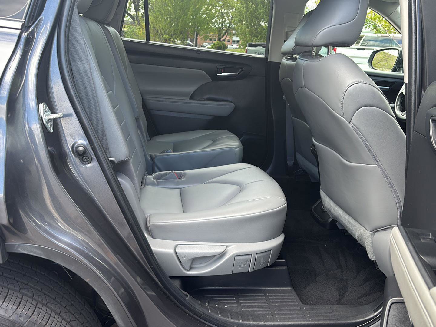Used 2022 Toyota Highlander XLE AWD/4WD image 11