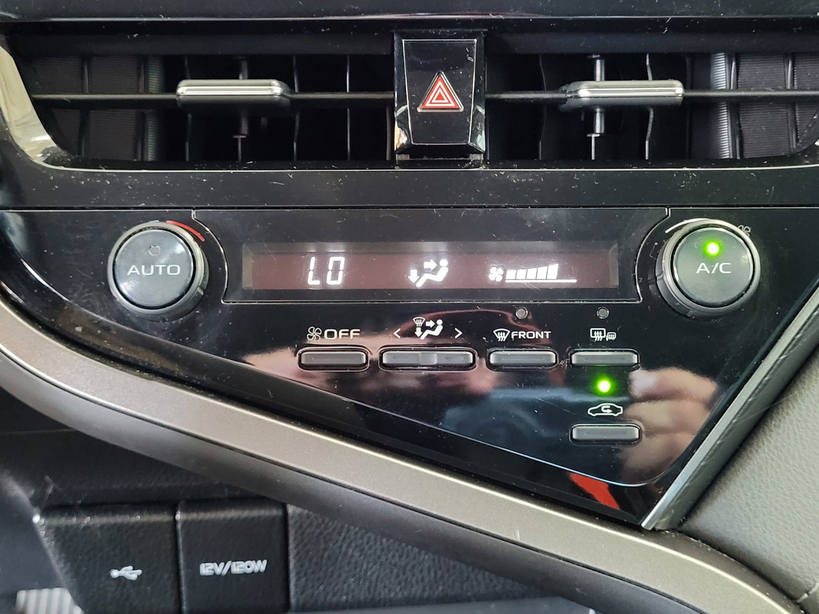 Used 2021 Toyota Camry SE w/ Convenience Package FWD image 13