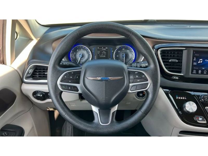 Used 2020 Chrysler Voyager Lxi image 30