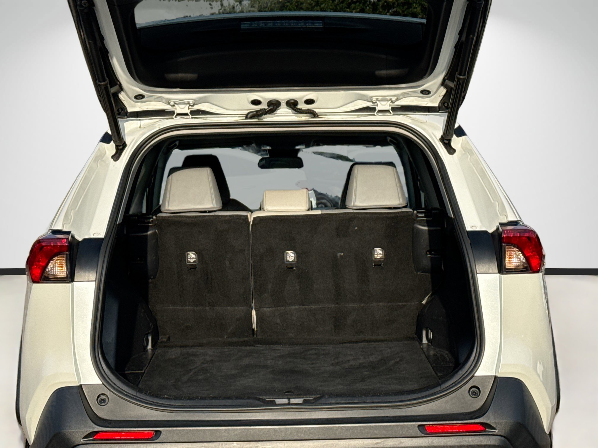 Used 2021 Toyota RAV4 XLE Premium image 12