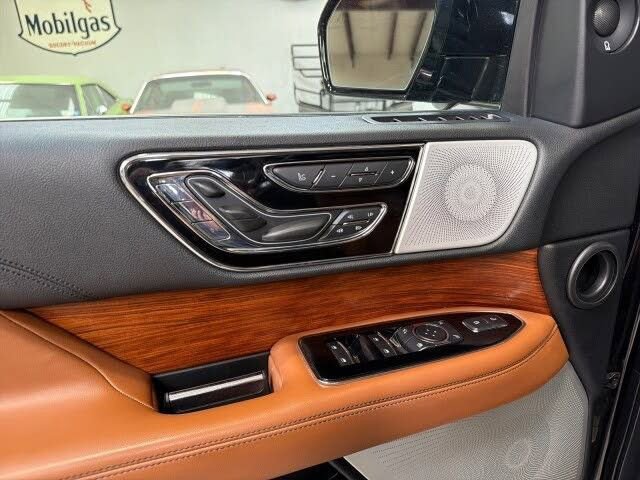 Used 2019 Lincoln Navigator L Reserve AWD/4WD image 18