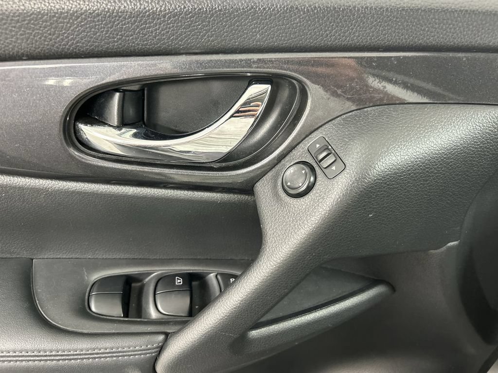 Used 2017 Nissan Rogue SV AWD/4WD image 11