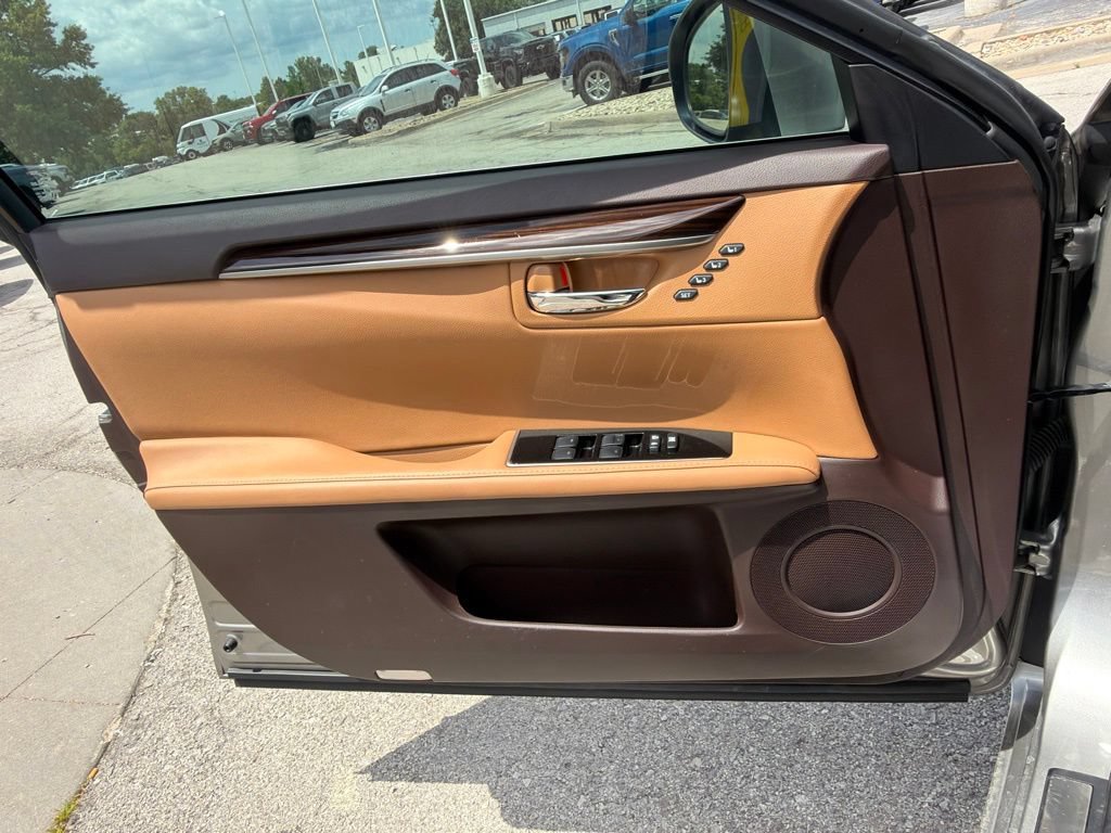 Used 2016 Lexus ES 350 w/ Luxury Package w/Wood Trim FWD image 31