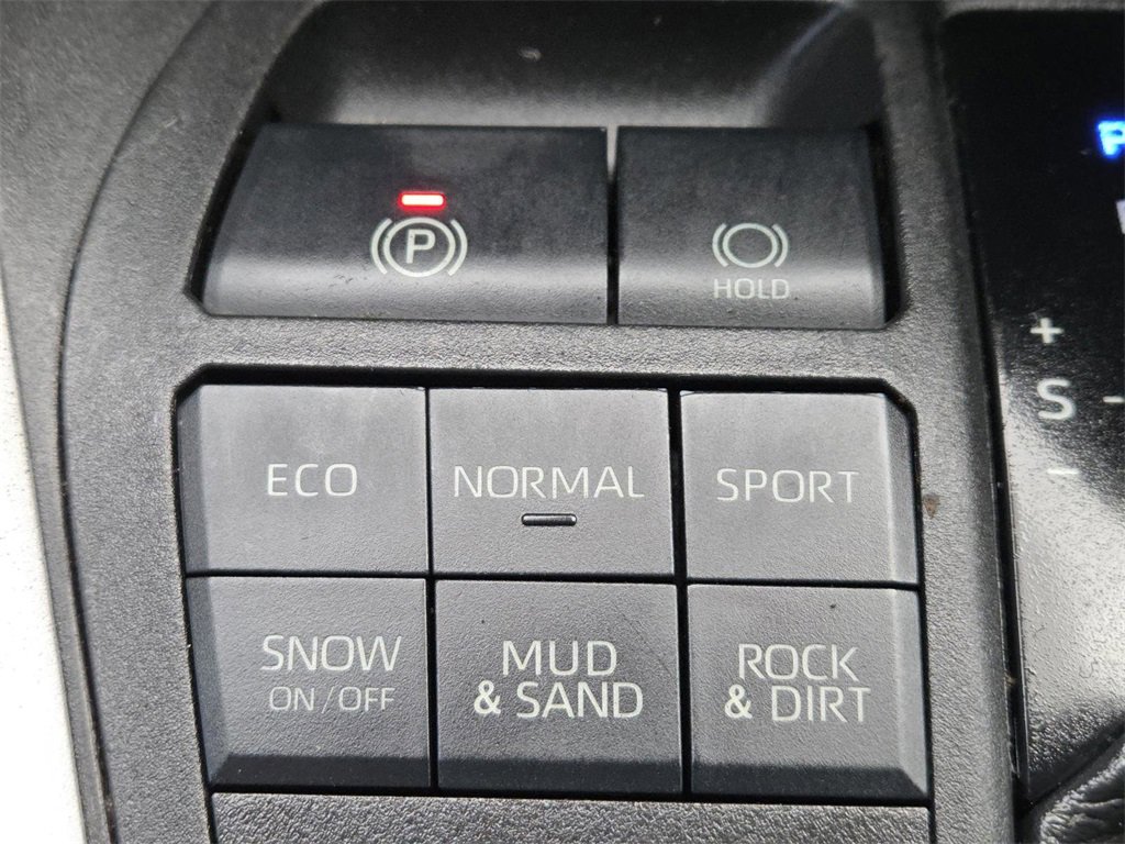 Used 2021 Toyota RAV4 LE image 4