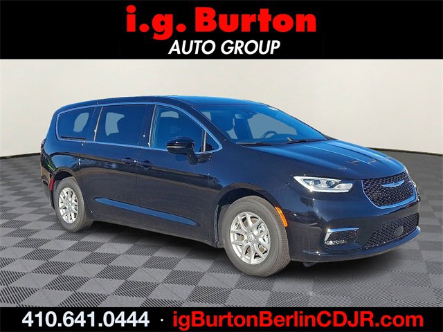 New 2026 Chrysler Pacifica Select