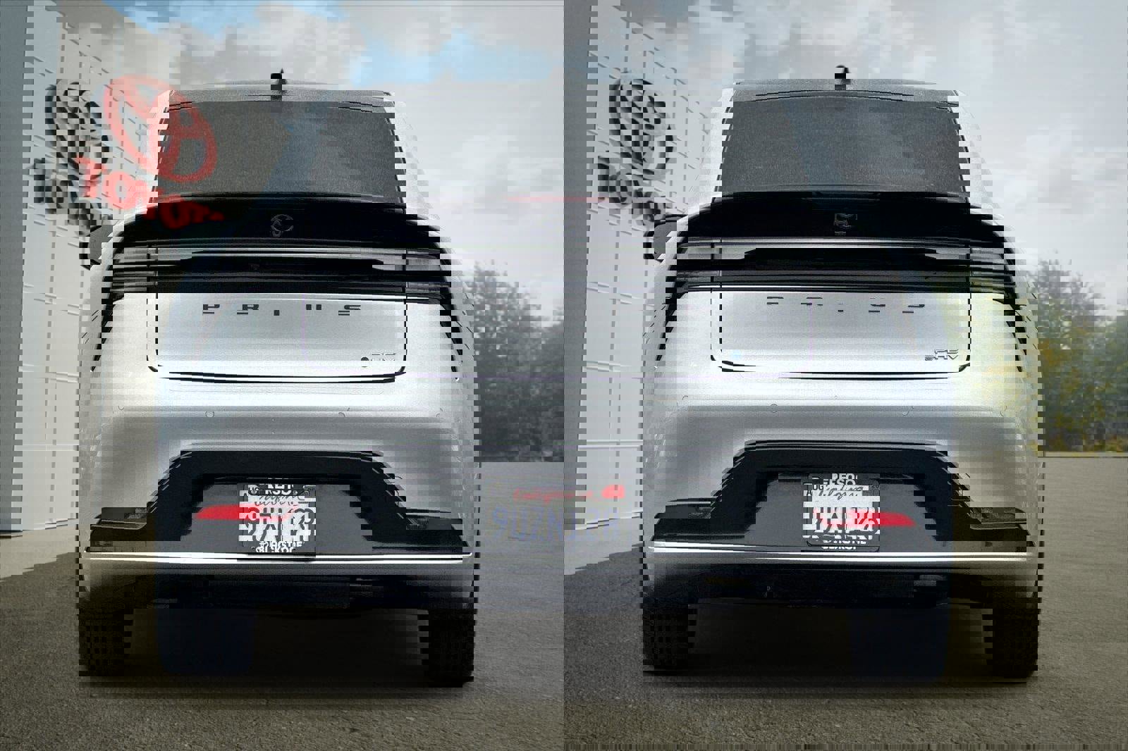 Used 2025 Toyota Prius SE image 4