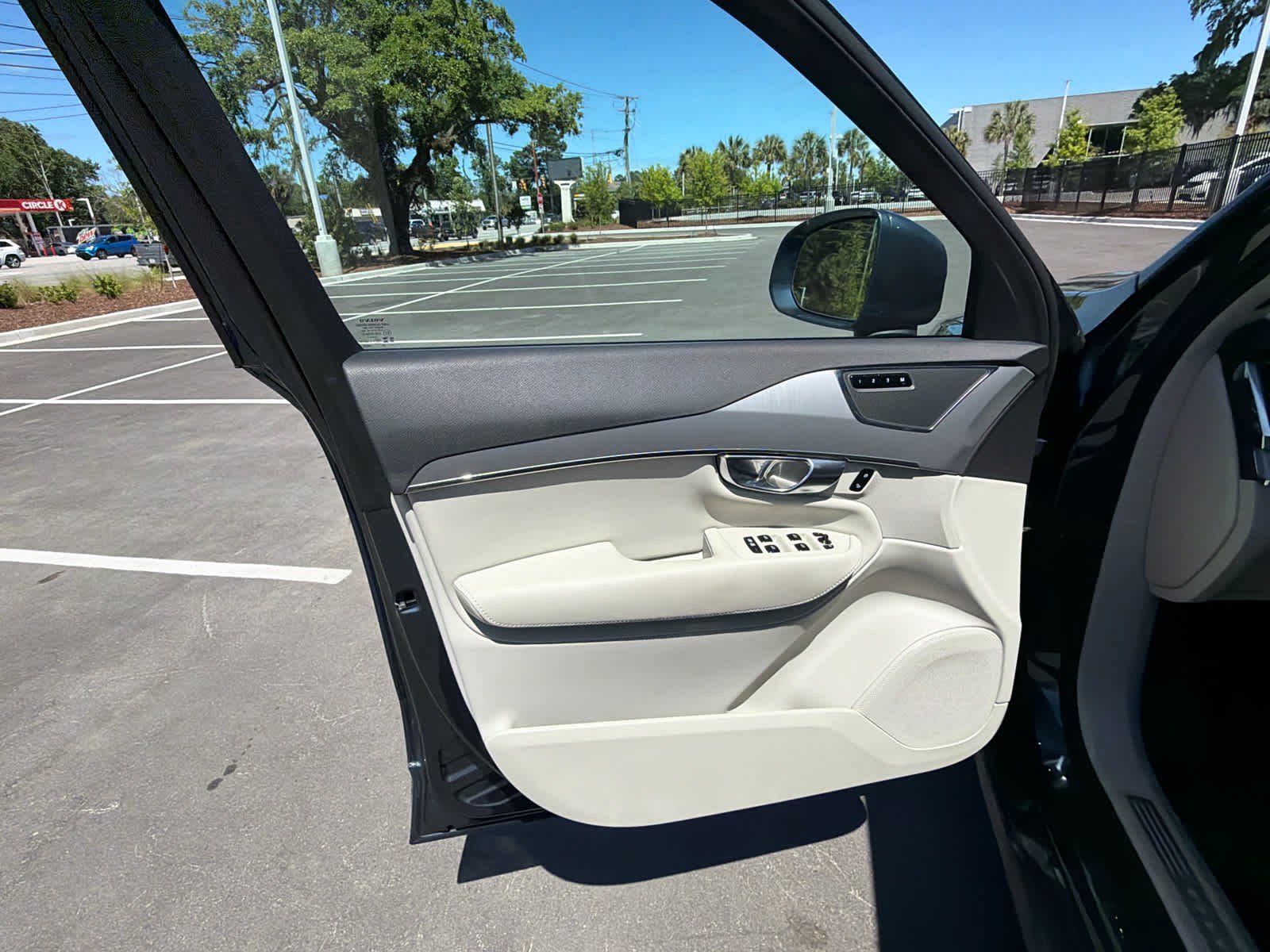 Used 2025 Volvo XC90 B5 Core w/ Protection Package Premier AWD/4WD image 26