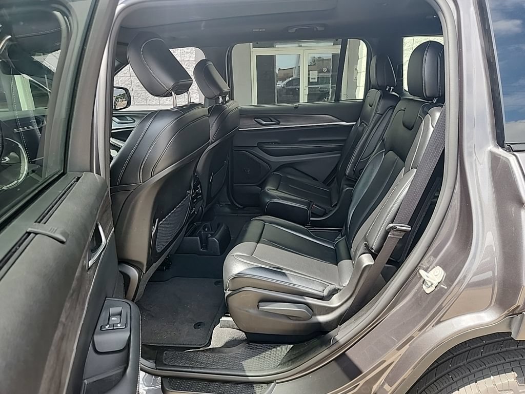 Used 2024 Jeep Grand Cherokee L Limited w/ Luxury Tech Group II AWD/4WD image 16