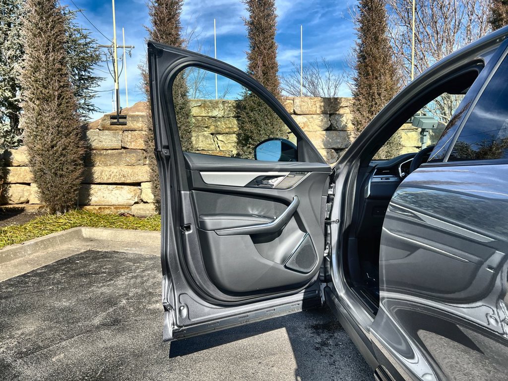 Used 2025 Jaguar F-PACE R-Dynamic S AWD/4WD image 17