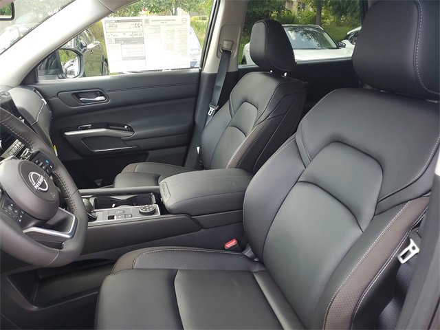 New 2025 Nissan Pathfinder SL w/ Black Appearance Package image 5