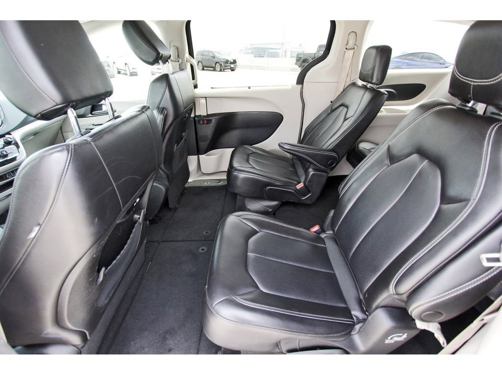 Used 2023 Chrysler Pacifica Touring-L image 7