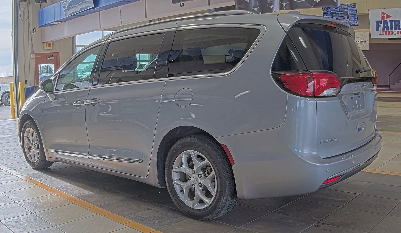 Used 2020 Chrysler Pacifica Limited image 2