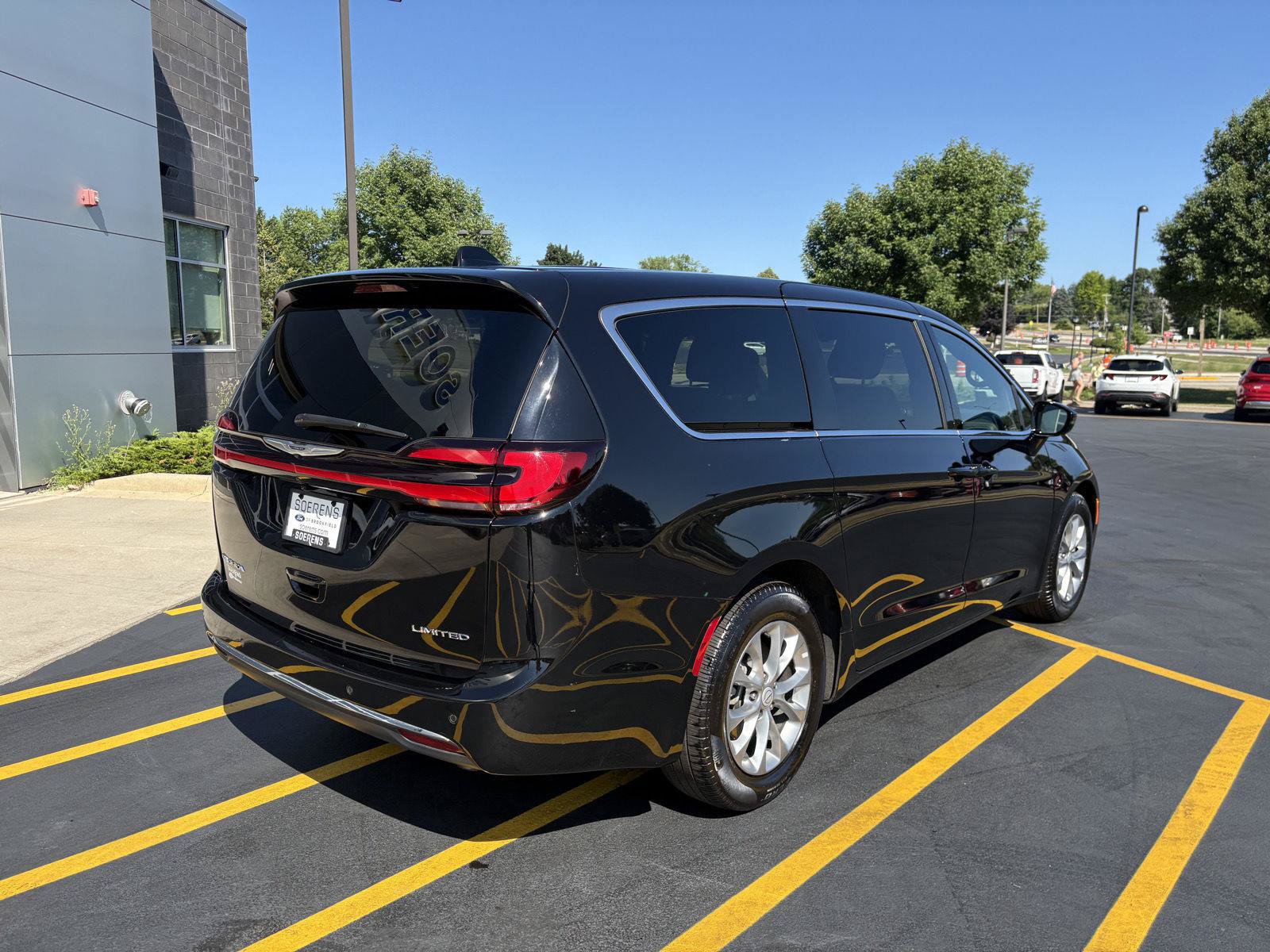 Used 2026 Chrysler Pacifica Limited FWD image 6