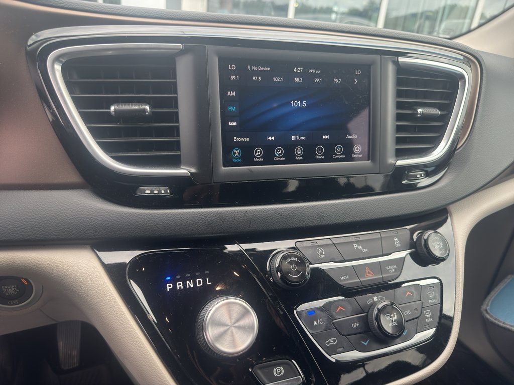 Used 2018 Chrysler Pacifica Touring Plus w/ Tire & Wheel Group FWD image 9