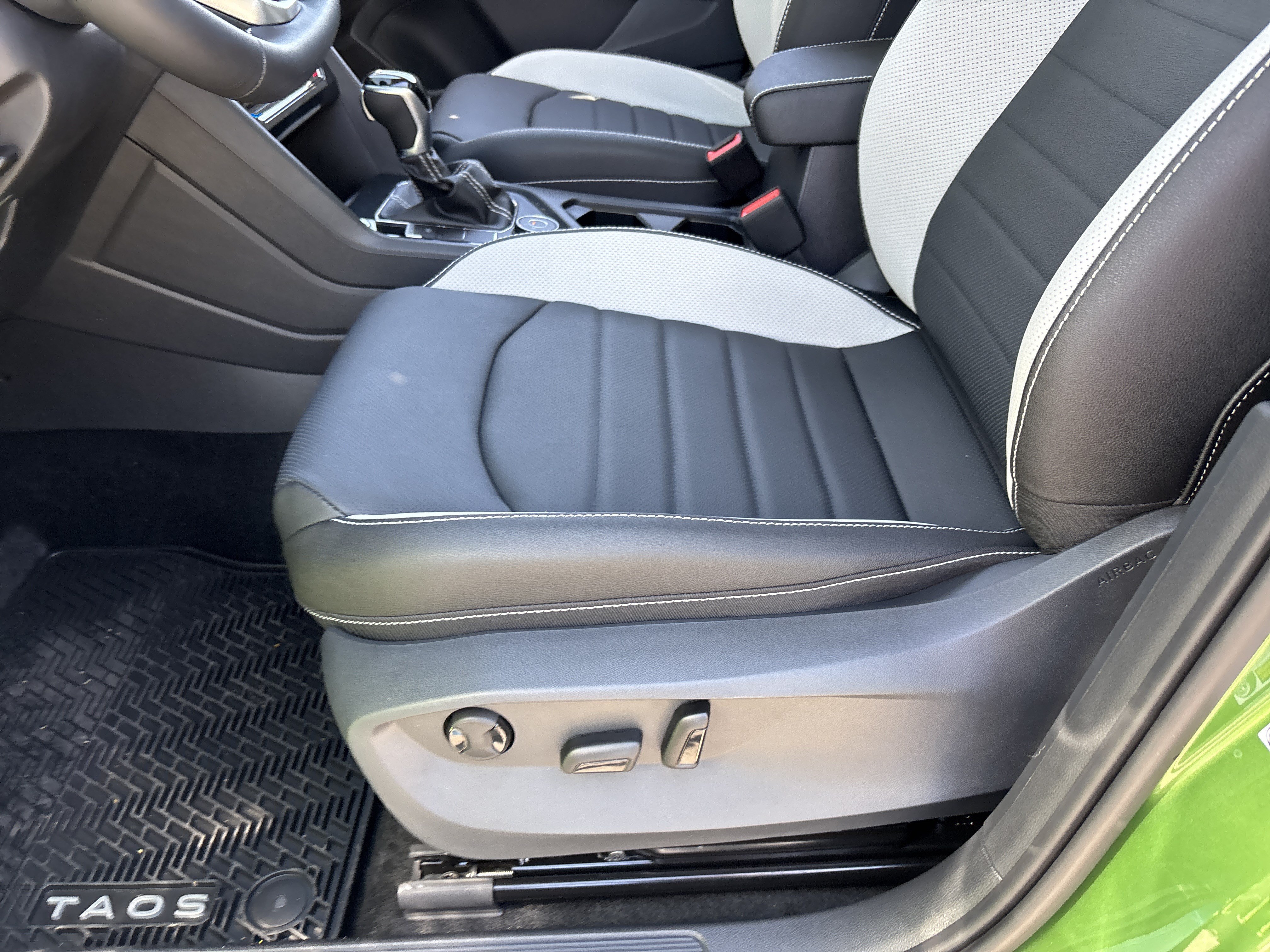 New 2026 Volkswagen Taos SEL AWD/4WD image 17
