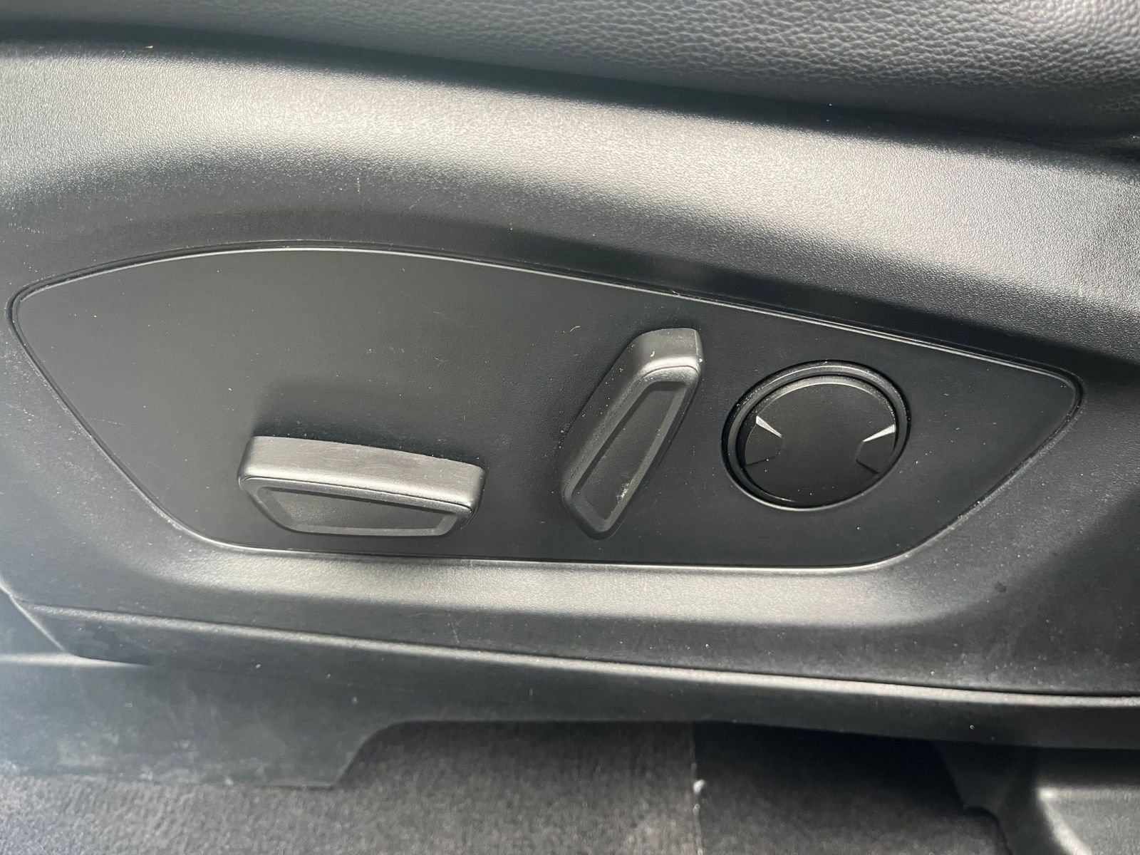 Used 2023 Ford Explorer Limited image 23