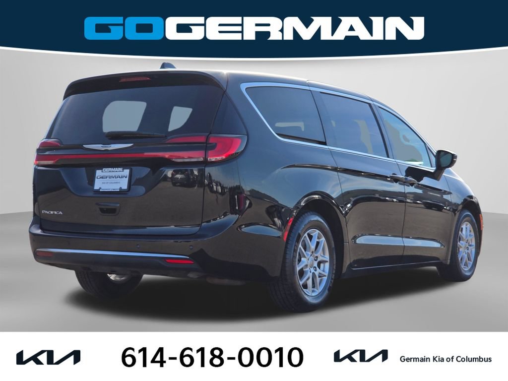 Used 2023 Chrysler Pacifica Touring-L FWD image 7
