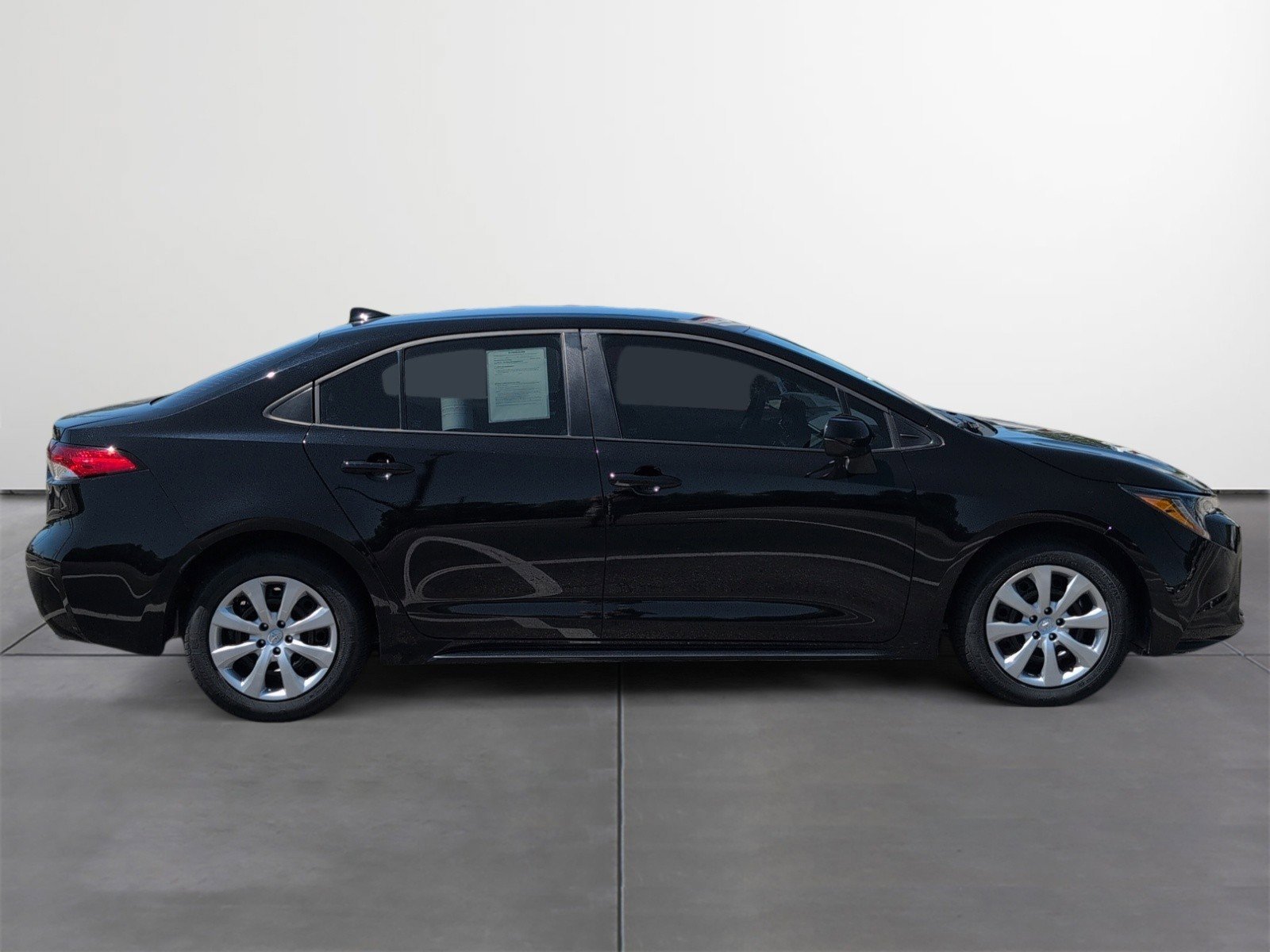 Certified 2025 Toyota Corolla LE FWD image 5