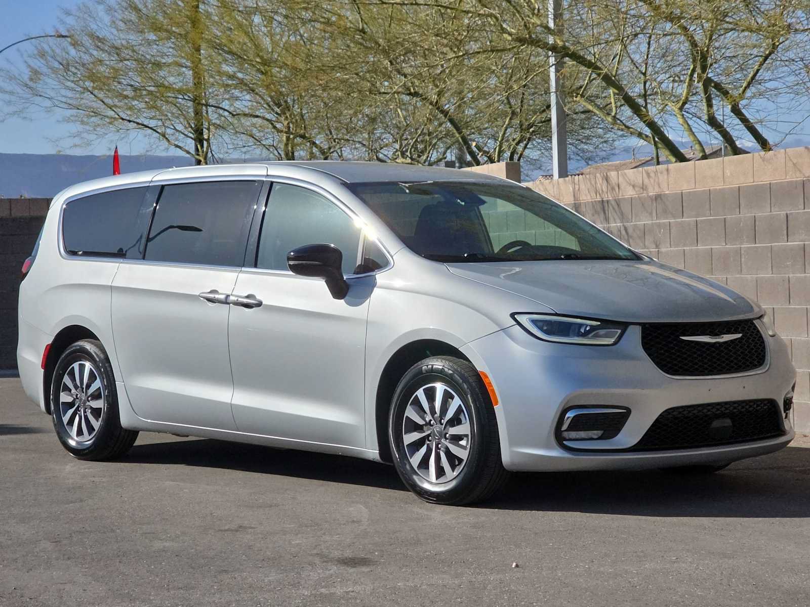 Used 2024 Chrysler Pacifica Limited FWD image 2