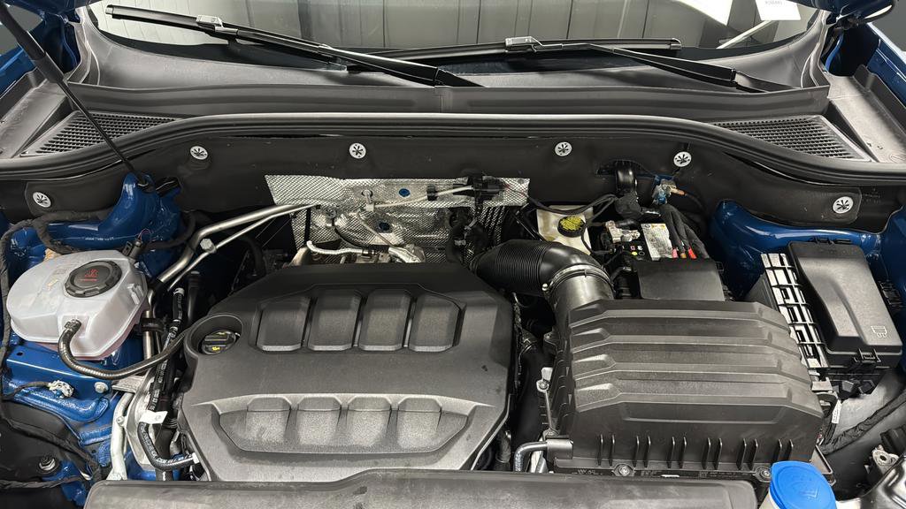 Used 2025 Volkswagen Atlas Cross Sport SEL Premium R-Line image 29