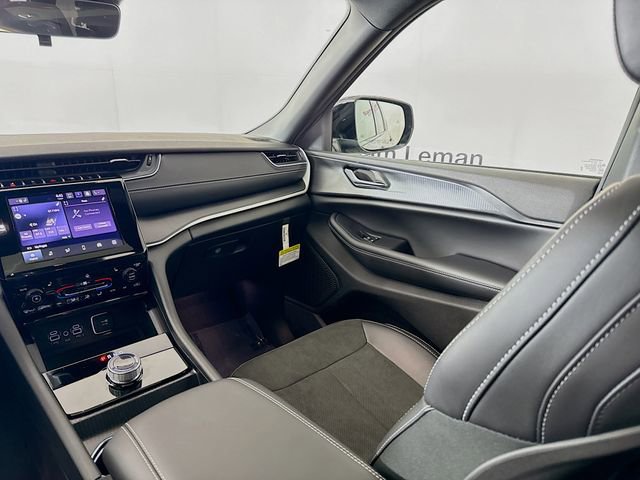 New 2025 Jeep Grand Cherokee Altitude w/ Trailer Tow Package AWD/4WD image 23