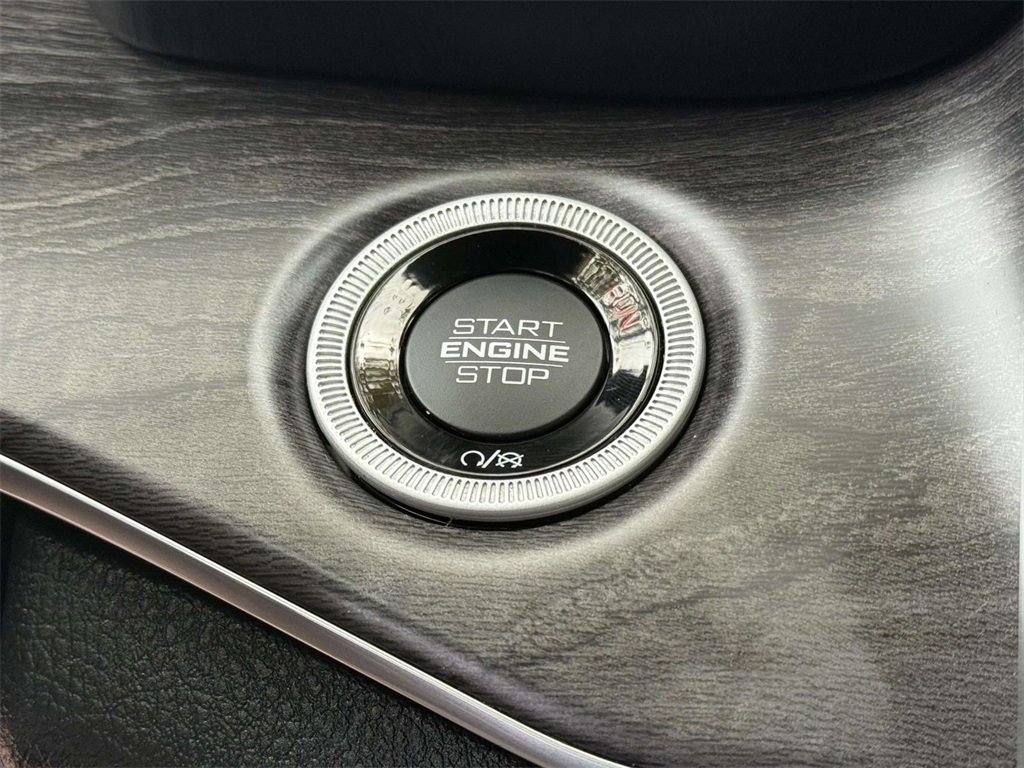 Used 2022 Jeep Grand Cherokee Overland w/ Luxury Tech Group IV image 7